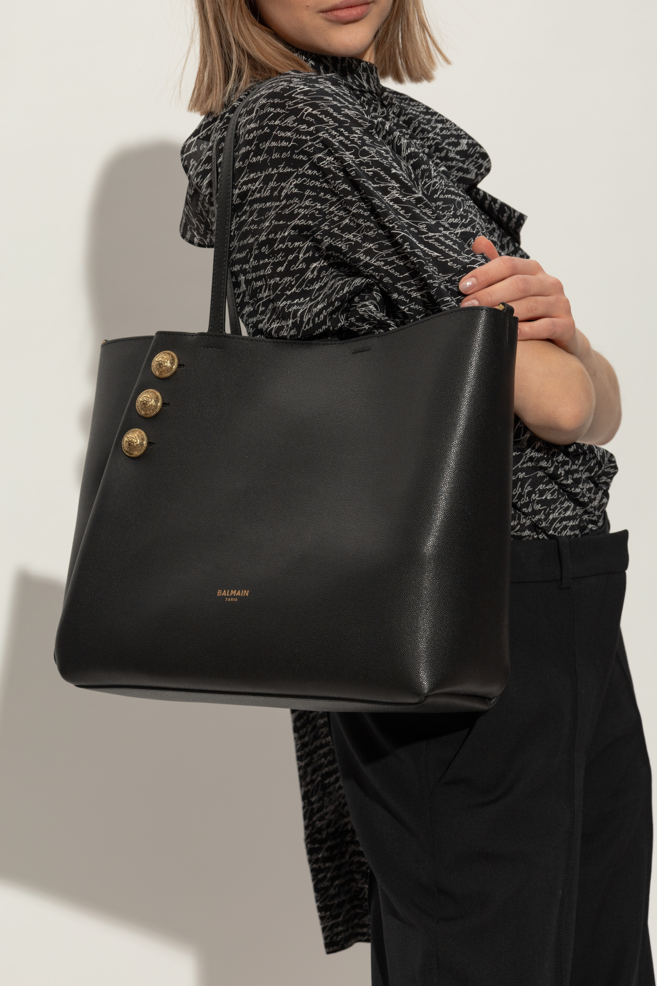 【関税込み】Balmain ブラック Embleme レザー トートバッグ Balmain 1945 Crinkled Leather Tote Bag | Saks Fifth Avenue